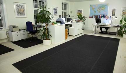 anthracite filttæppe på kontor